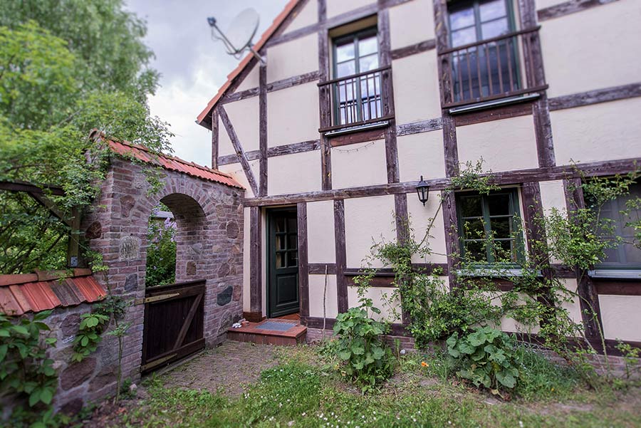 Terrasse mit Tisch und Blick über Wiese