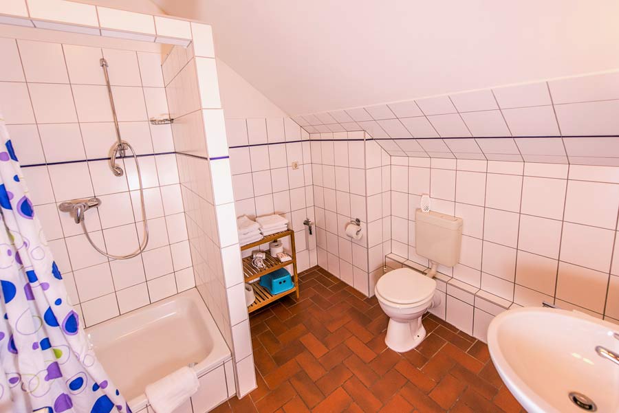 Terrasse mit Tisch und Blick über Wiese