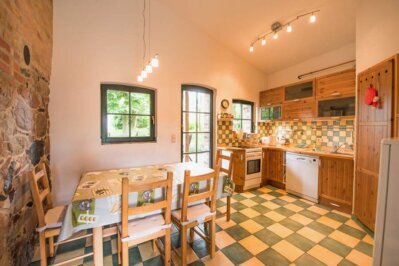 Heller Wohnbereich mit Blick in den Garten