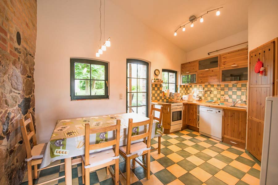 Helle, vollständig ausgestattete Küche